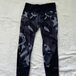 Woman’s Athleta camo capris